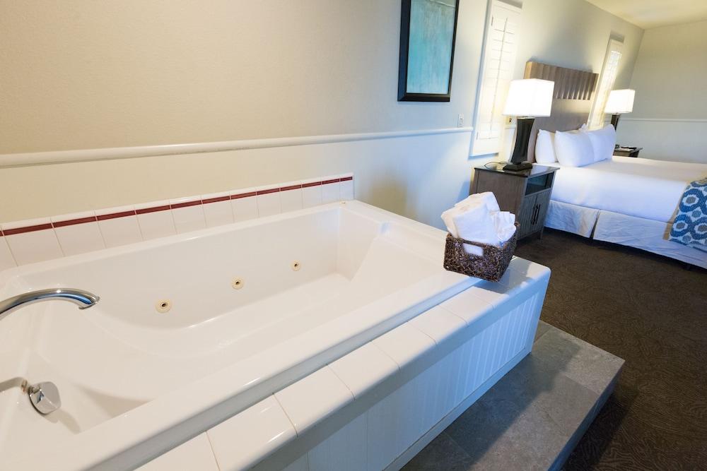Cambria Landing Inn And Suites Екстериор снимка