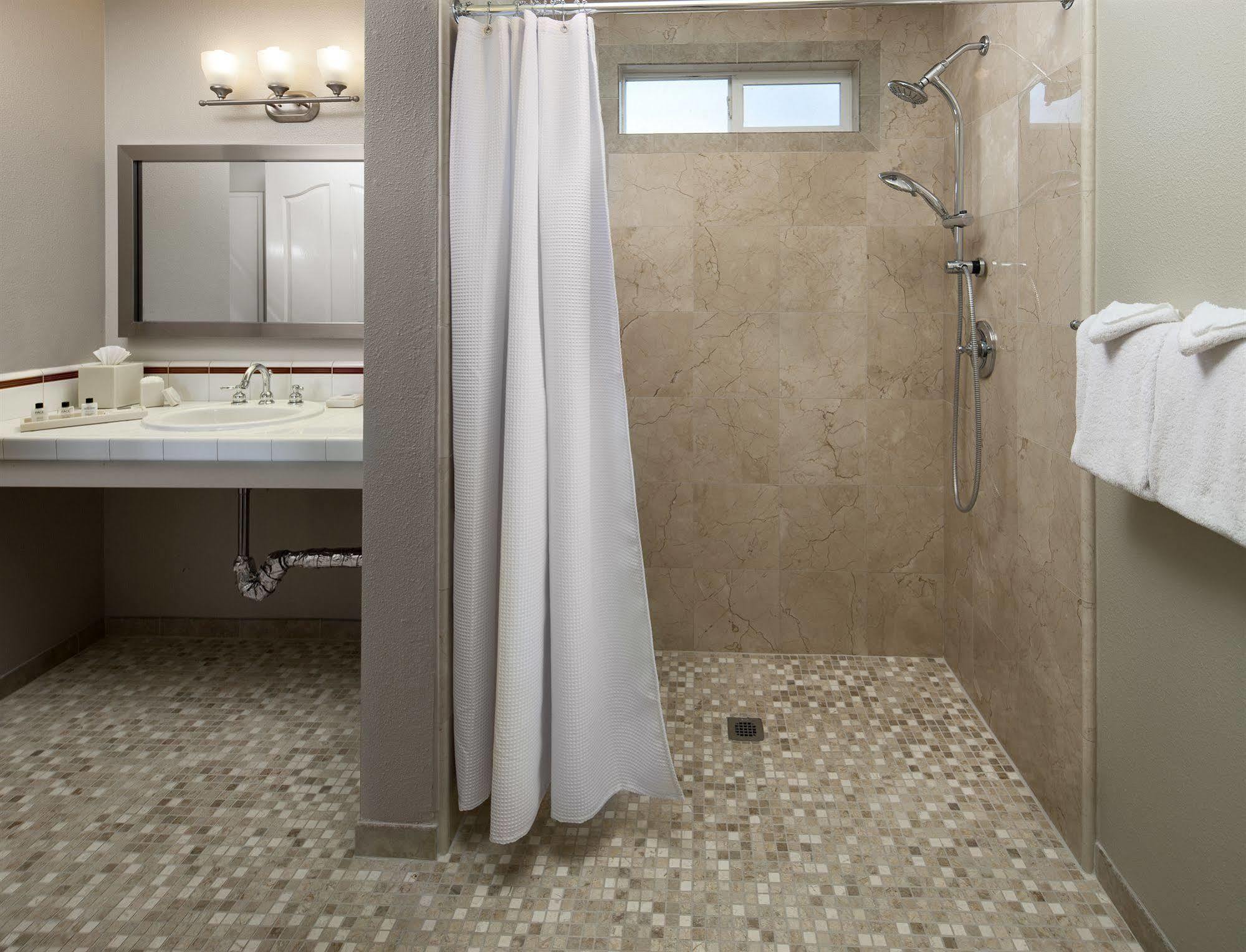 Cambria Landing Inn And Suites Екстериор снимка